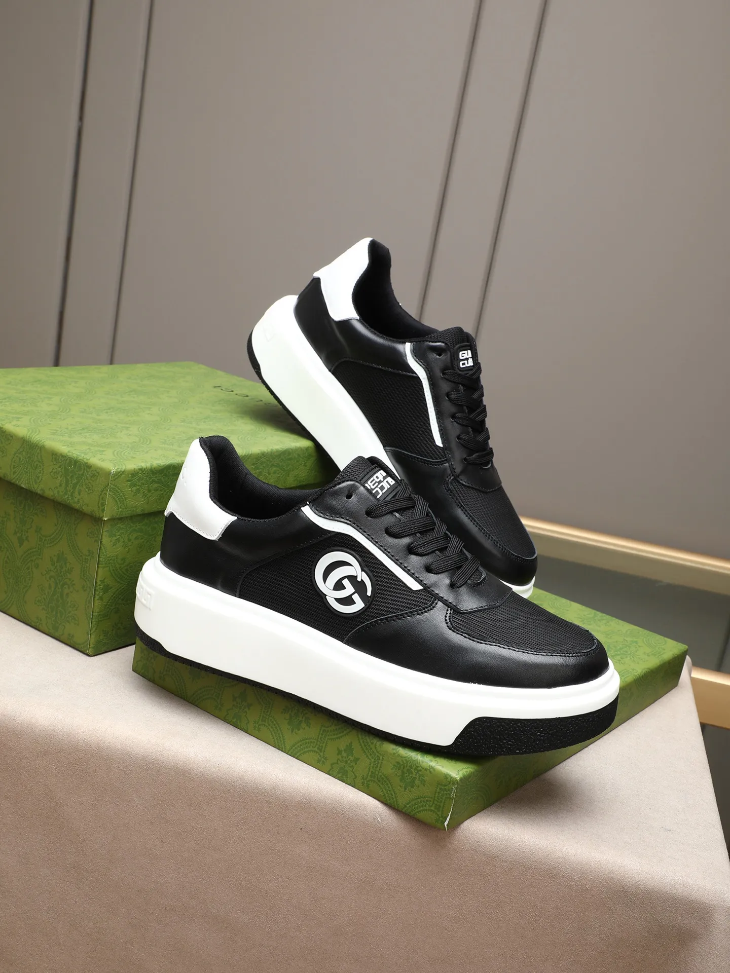 Men's shoes 💰480 New men's shoes GUCCI Fashion trend Made of first-layer calfskin ➕ washed sheep lining! The foot feels super comfortable and the workmanship is impeccable. Foam ultra-light outsole, size: 38-44 (45 customized) 3 colors to choose from!